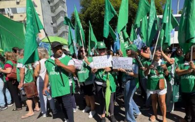 Acorralado por los gremios docentes, Pullaro cede ante sus demandas y llama a paritarias