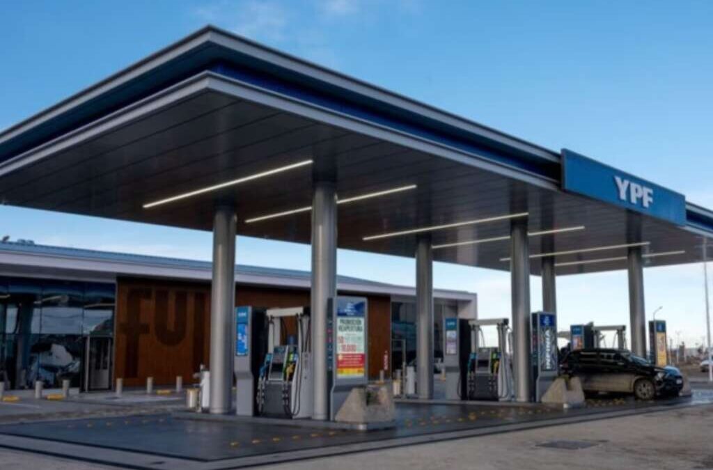 YPF quiere que los playeros también vendan hamburguesas y desde el gremio advierten: «No estamos de acuerdo. Habrá que discutirlo»