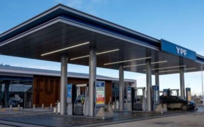 YPF quiere que los playeros también vendan hamburguesas y desde el gremio advierten: «No estamos de acuerdo. Habrá que discutirlo»