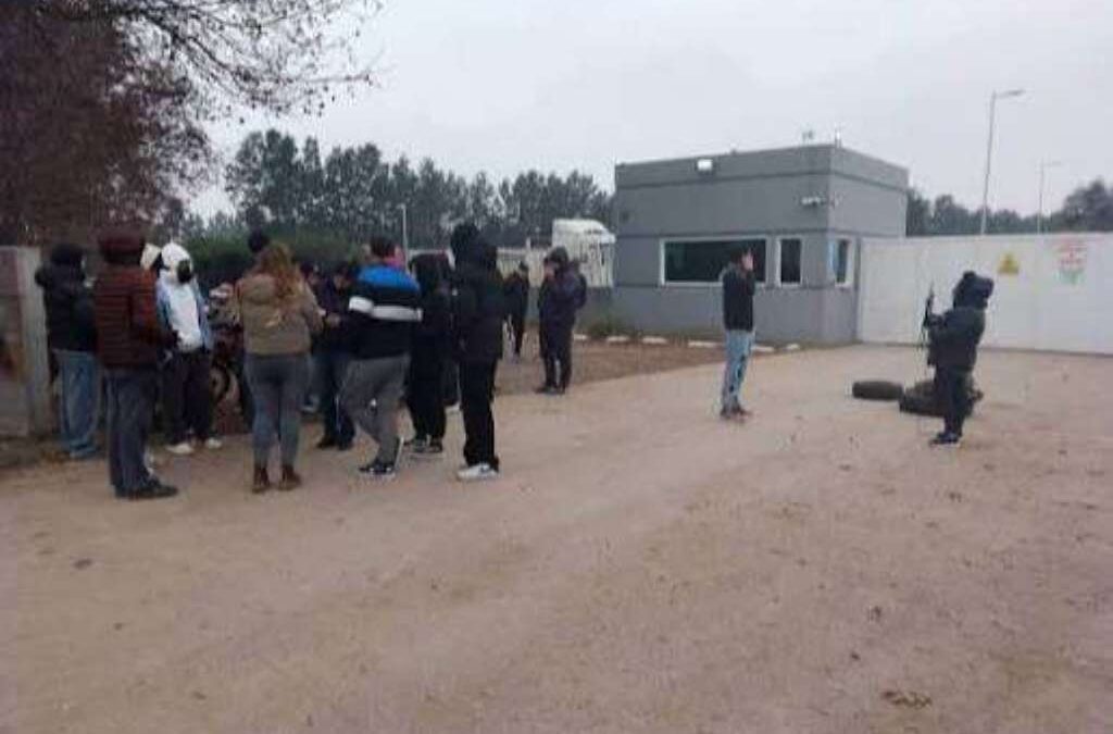 Operarios de importante empaquetadora denuncian que trabajan en medio de las ratas, no cobran sus salarios y que los amenazan con reprimirlos