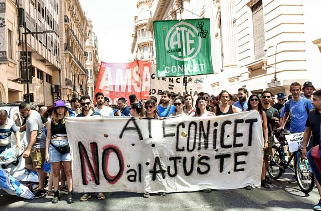 Nuevo reclamo frente al CONICET ante el inminente despido de 400 investigadores del máximo organismo de ciencia