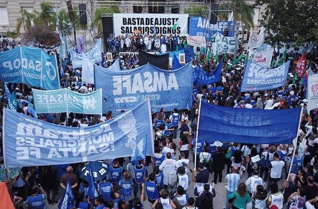 Los docentes de Santa Fe van por una recomposición del 35% en la reapertura de la paritaria
