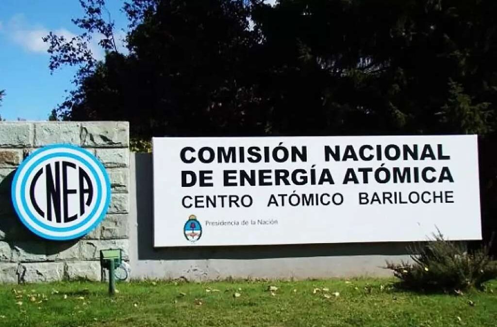 Con un fondo solidario y una marcha, los trabajadores del Centro Atómico Bariloche resisten los despidos en la CNEA