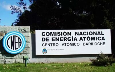 Con un fondo solidario y una marcha, los trabajadores del Centro Atómico Bariloche resisten los despidos en la CNEA