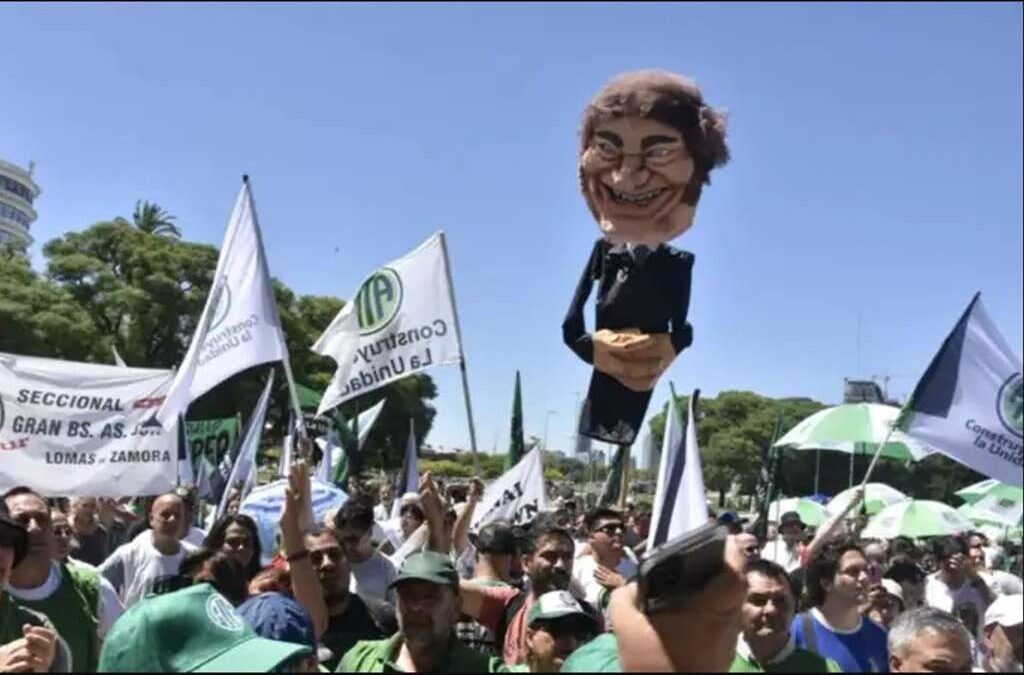 El Frente de Gremios Estatales marcha con las centrales obreras: «El gobierno desguaza el rol social del Estado»