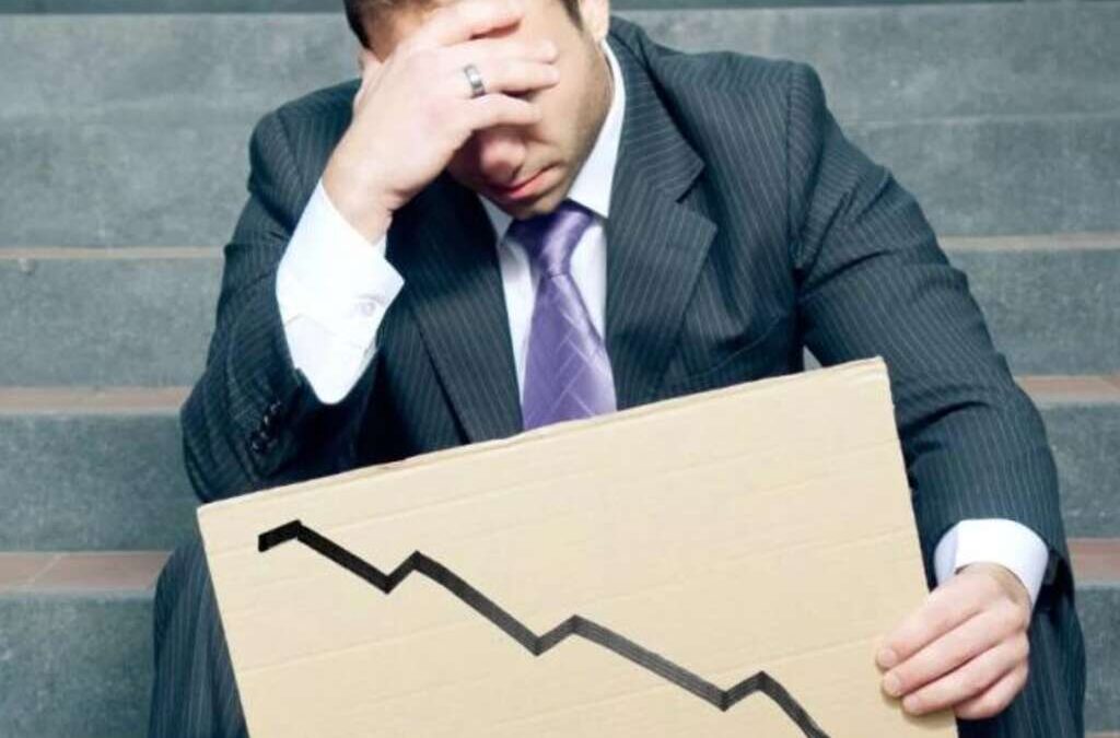 El empleo privado cayó por undécimo mes seguido y los salarios quedaron estancados