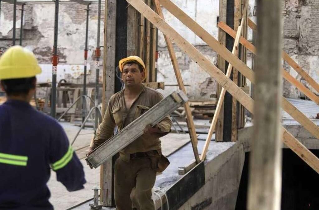 Un informe de la UBA identificó por qué el crecimiento económico anunciado por el Gobierno sigue sin impactar en la creación de empleo