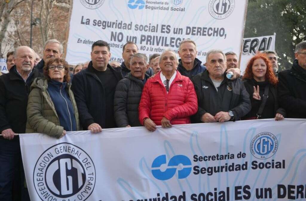 La CGT se movilizó con jubilados y advirtió: «Ningún proyecto de país puede construirse sobre el sacrificio de la clase trabajadora»