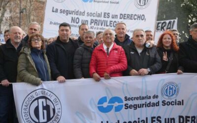 La CGT se movilizó con jubilados y advirtió: «Ningún proyecto de país puede construirse sobre el sacrificio de la clase trabajadora»