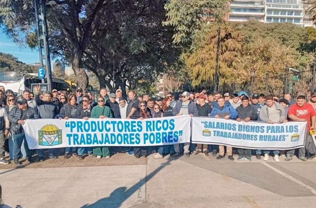 Los trabajadores rurales siguen debajo de la línea de la pobreza mientras la Sociedad Rural celebra récords de producción y divisas
