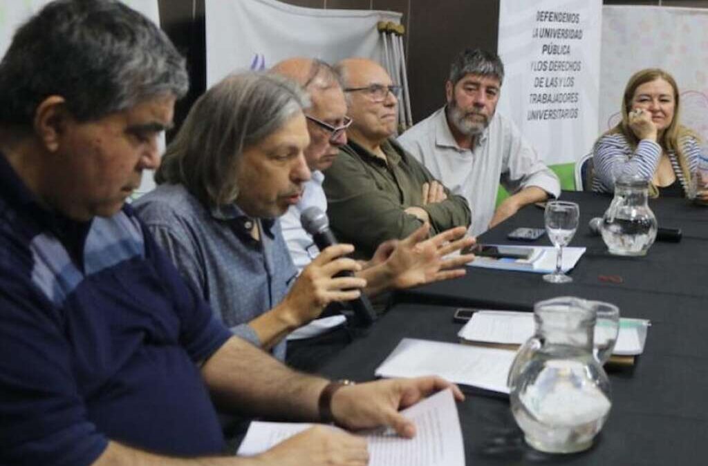 Docentes y nodocentes universitarios reclamaron casi 30% de aumento y la defensa del sistema científico