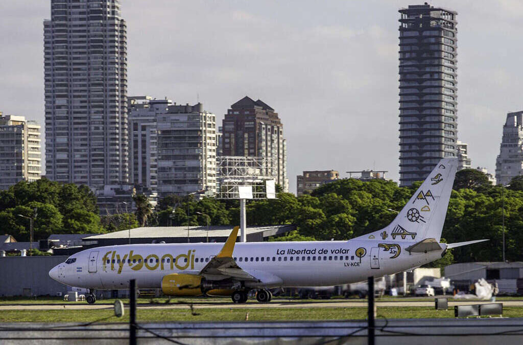 Suspensiones entre los tripulantes y despidos, el panorama laboral de Flybondi se complica mientras se cancelan cientos de vuelos