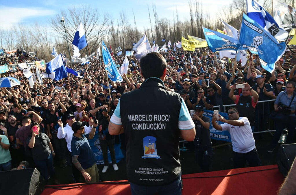 Petroleros de Vaca Muerta sellaron el primer acuerdo de productividad de la reforma laboral, mientras el sindicato alista su desembarco en la política