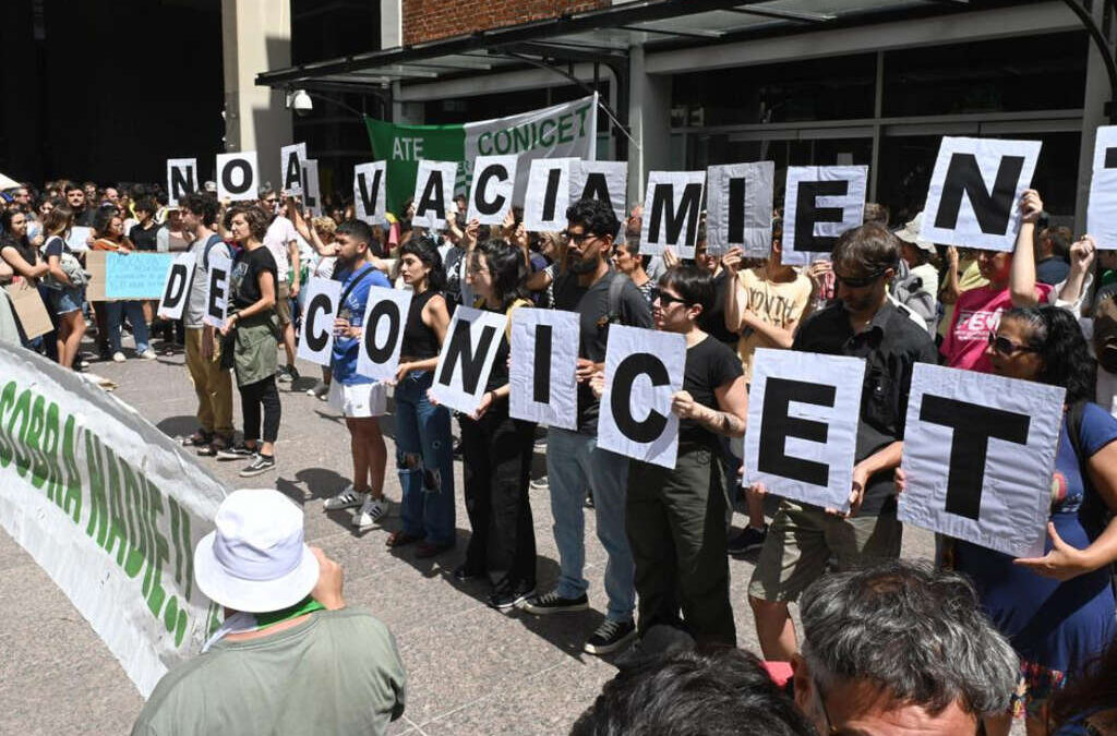 Investigadores del CONICET reclamaron ante la desvinculación inminente de casi 400 becarios y becarias del organismo