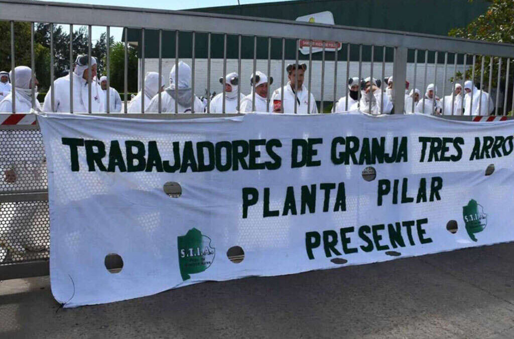Granja Tres Arroyos: suspenden a 300 trabajadores de la planta de Pilar por todo agosto y cobrarán sólo el 65% del sueldo