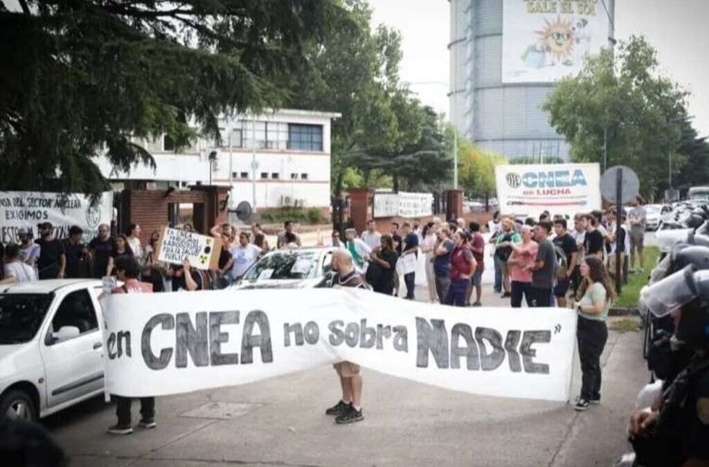 Reducen salarios en el sector nuclear: “La intención final es cerrar la producción nacional de reactores”