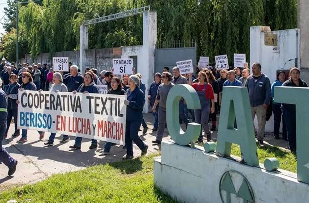 La Cooperativa Textil de Berisso, parada y con retiros reducidos en un 30%: «Otra es cerrar y dejar 130 familias en la calle e ir a buscar una bolsa de comida al municipio. Es una locura lo que estamos viviendo»