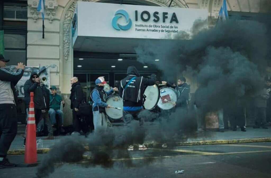 Crisis de la seguridad social: 1.200.000 personas se quedaron sin cobertura y tensionan el sistema público