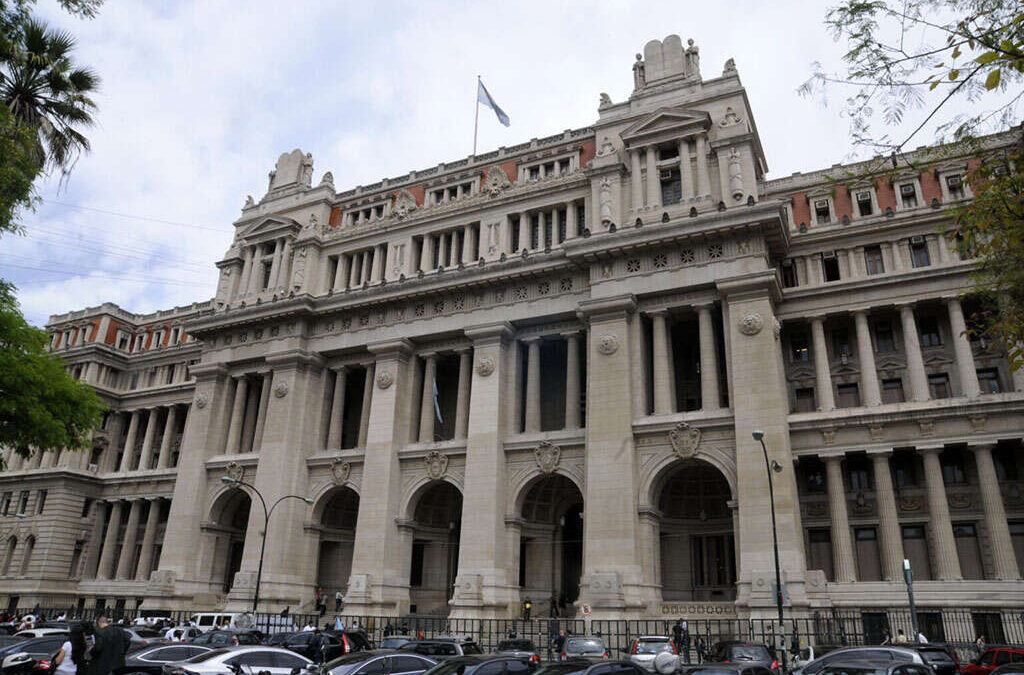 La Corte Suprema revocó un fallo laboral que había multiplicado una indemnización por fuera de lo reclamado por el trabajado