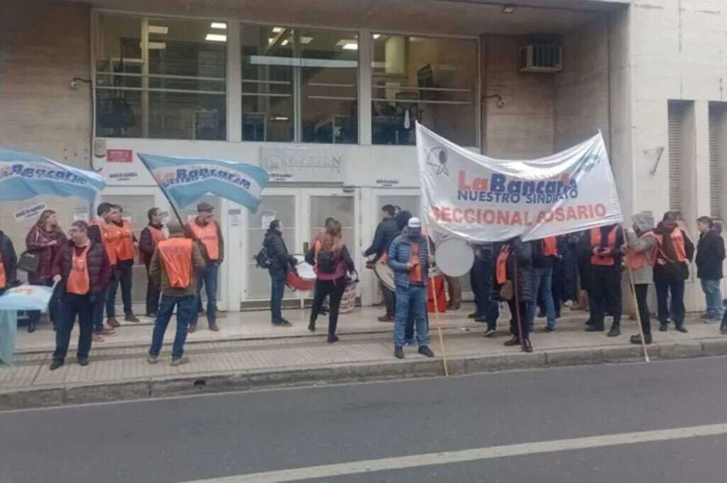 La Bancaria Rosario denunció despidos en Nación Servicios y se declaró en estado de alerta