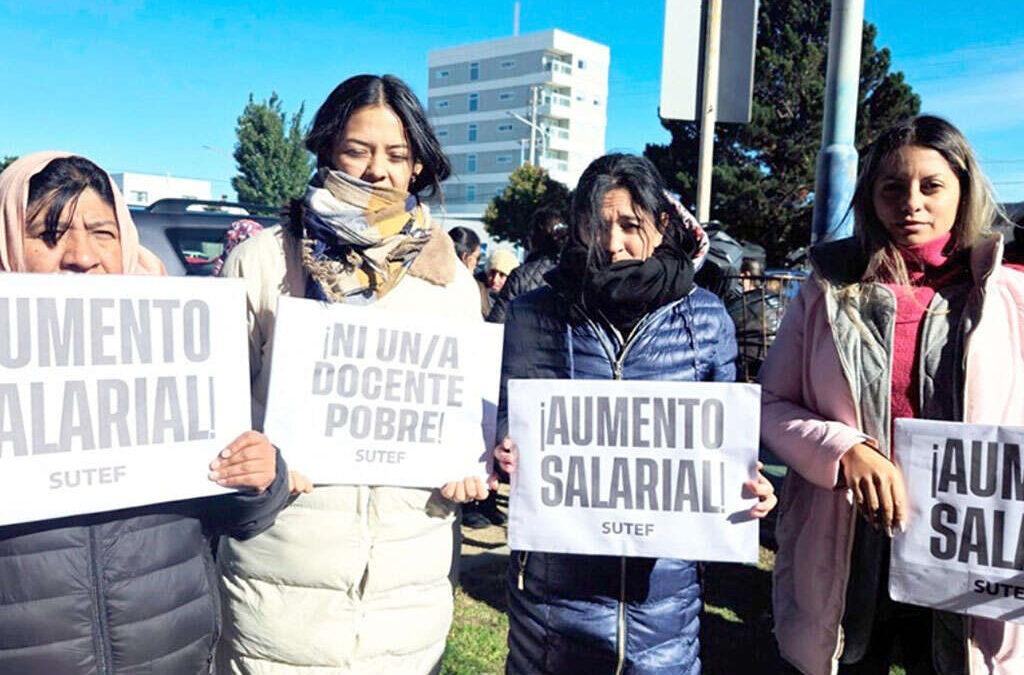 Docentes de Tierra del Fuego llevan nueve días de paro indefinido en reclamo de un Salario Mínimo de $3 millones acorde a la Constitución