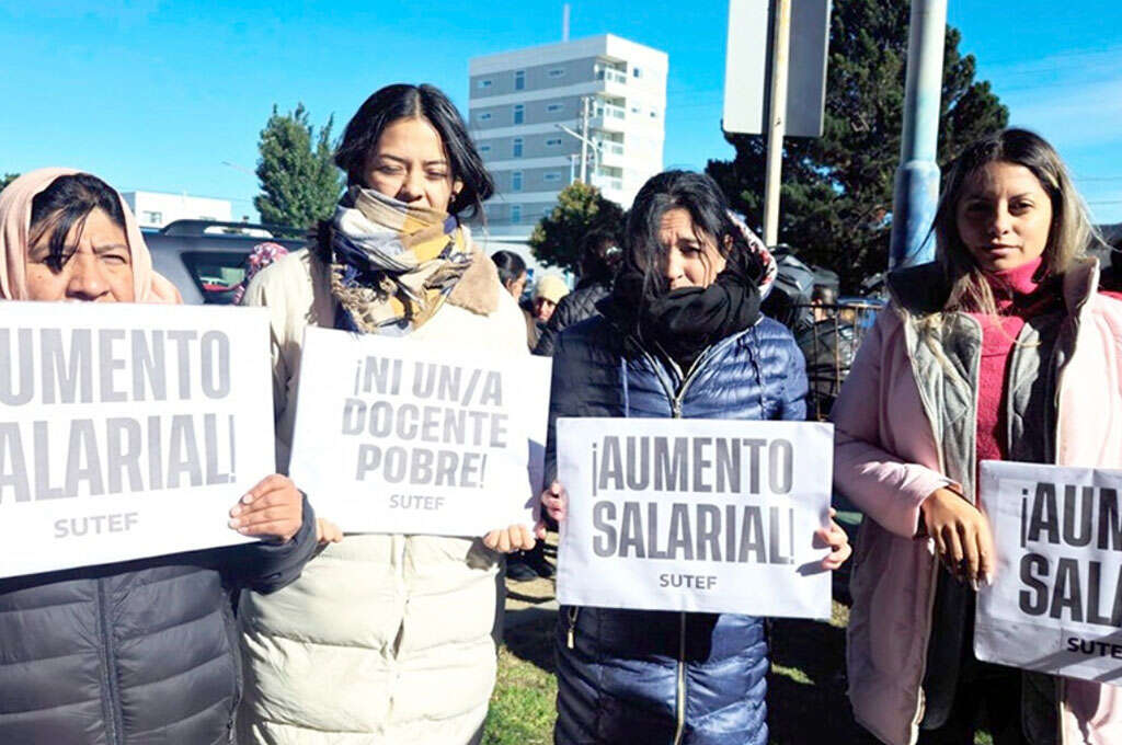Docentes de Tierra del Fuego llevan nueve días de paro indefinido en reclamo de un Salario Mínimo de Docentes de Tierra del Fuego llevan nueve días de paro indefinido en reclamo de un Salario Mínimo de $3 millones acorde