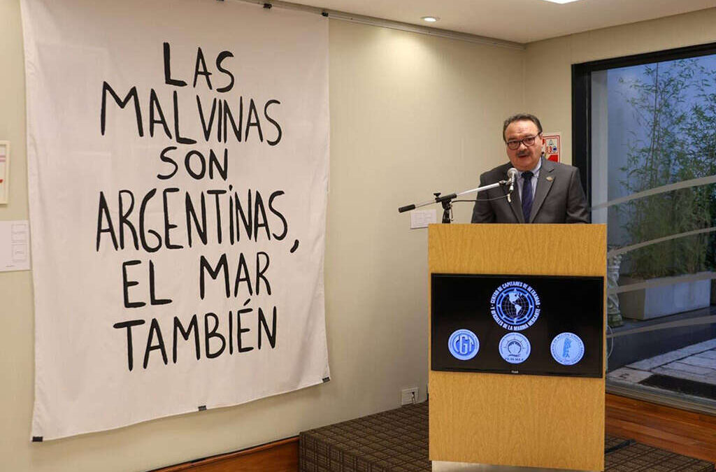 Capacitación y defensa de la marina mercante en la agenda del Centro de Capitanes