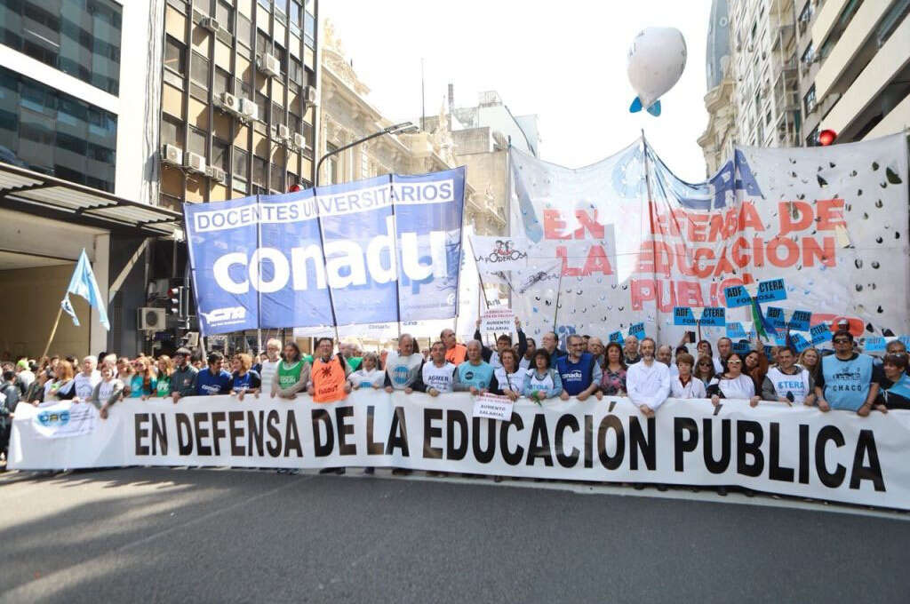 A las apuradas, el Gobierno convocó a paritarias a los gremios universitarios pero no logró frenar el paro del 12 de ago