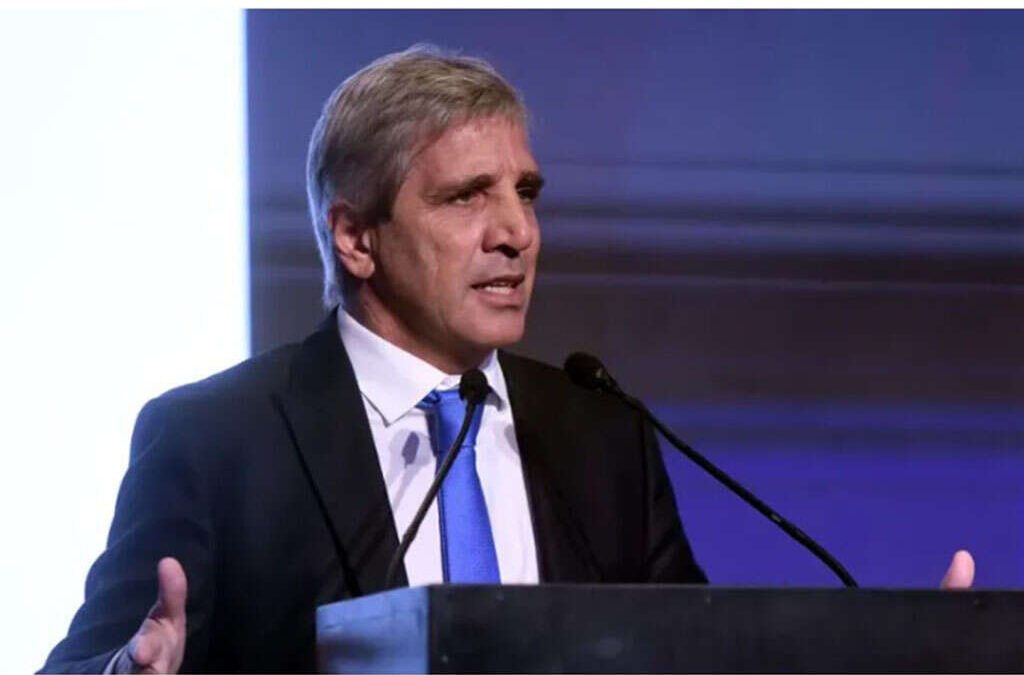 Caputo habilitó al fondo de indemnizaciones a invertir sin límite en deuda nacional