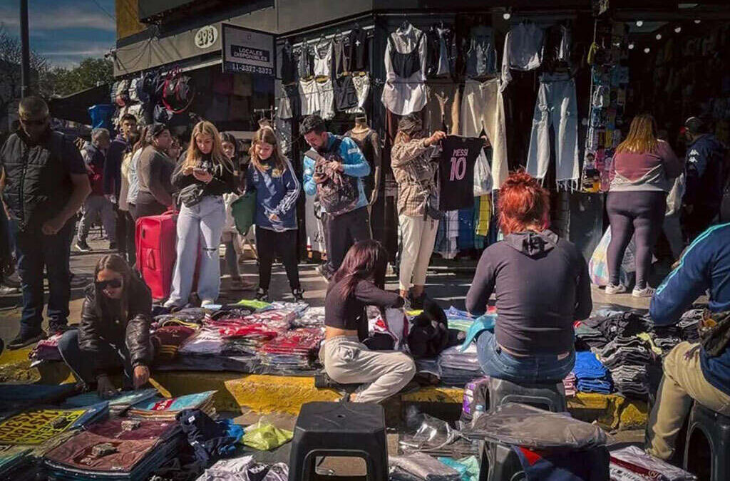 La informalidad laboral crece entre mujeres adultas y jóvenes y triplica los niveles de pobreza