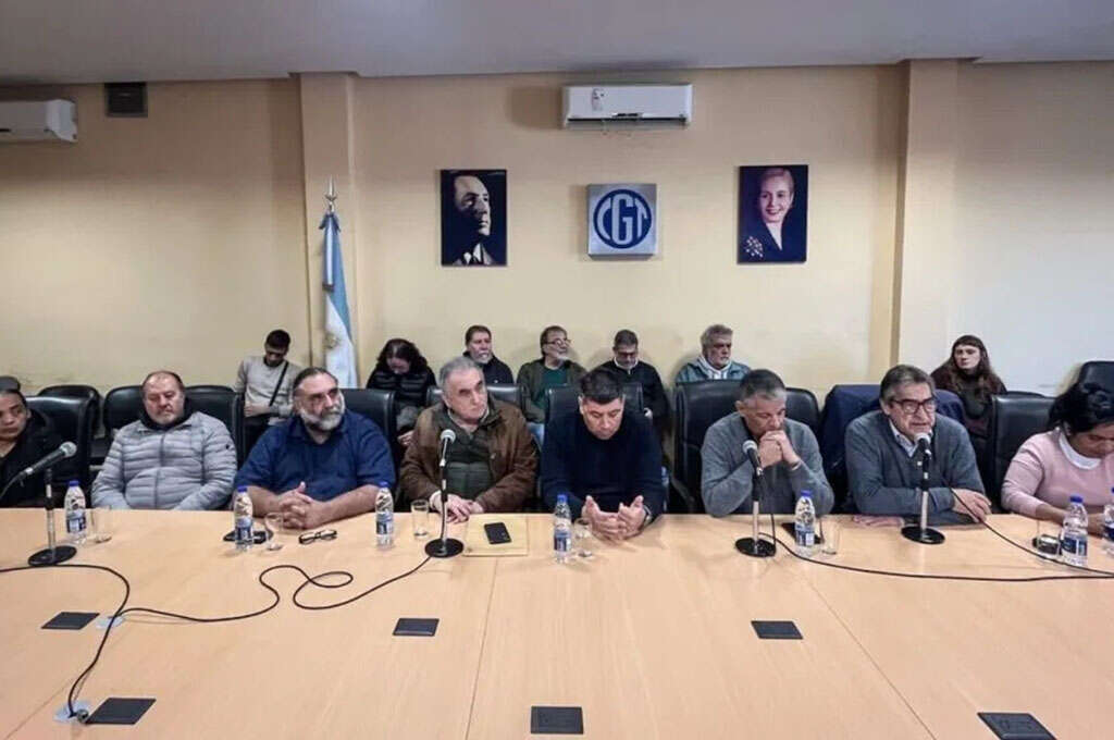 «Un pueblo endeudado es un problema político»: la CGT, las CTA y la UTEP marchan mañana al Ministerio de Economía para reclamar por la crisis de morosidad «Un pueblo endeudado es un problema político»: la CGT, las CTA y la UTEP marchan mañana al Ministerio de Economía para reclamar por la crisis de morosidad