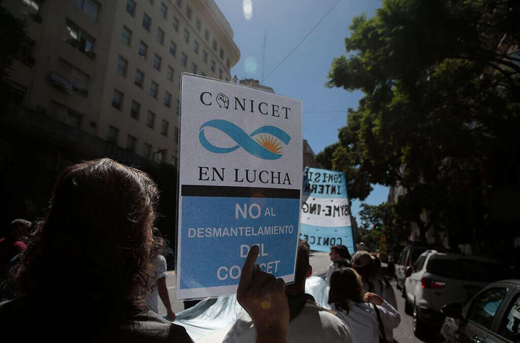 Los salarios en ciencia y tecnología volvieron a perder contra la inflación, en julio, y ya acumulan un 40,5% de derrumbe desde que asumió Milei