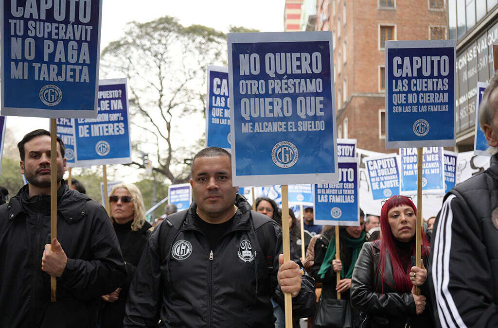 Regulación de tasas, auxilio a Pymes y programa de refinanciación: los reclamos concretos de la CGT a Luis Caputo por los niveles de endeudamiento familiar