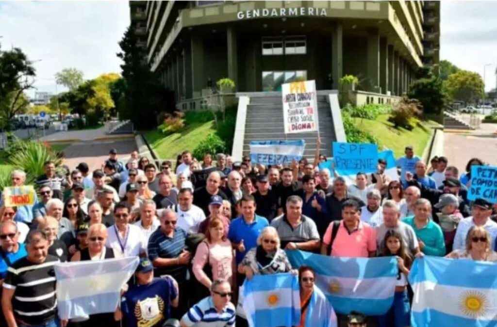 Ante la grave situación salarial las fuerzas de seguridad realizaron una protesta frente al Edificio Centinela