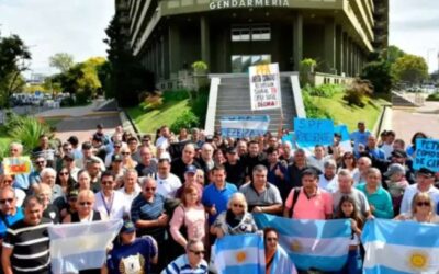 Ante la grave situación salarial las fuerzas de seguridad realizaron una protesta frente al Edificio Centinela