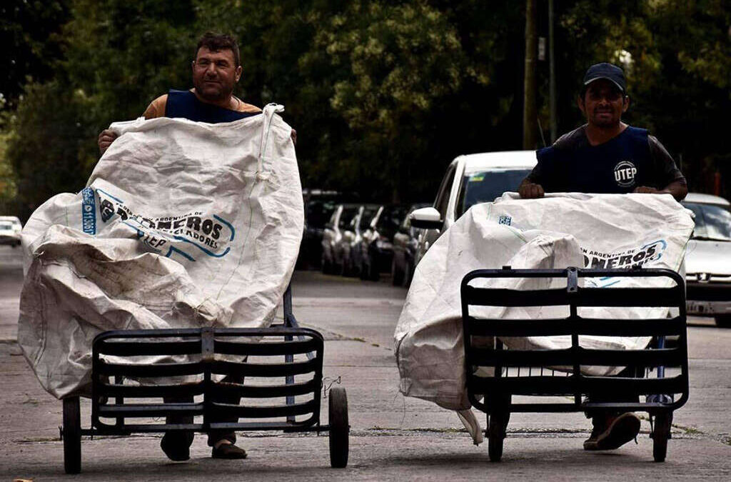 Recicladores urbanos de La Plata denuncian que la eliminación del programa es para darle el negocio a una empresa