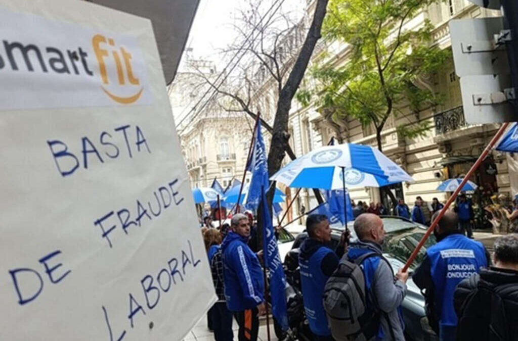 UTEDYC MOVILIZO A LAS OFICINAS DE SMART FIT PARA DENUNCIAR FALTA DE APLICACION DEL CONVENIO COLECTIVO DEL SECTOR