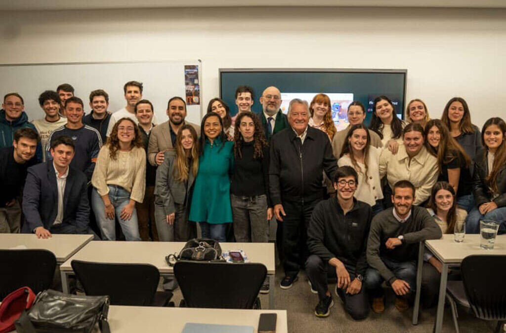 Barrionuevo habló en la UCA sobre liderazgo: «Los presidentes pasan y yo sigo conduciendo mi organización»