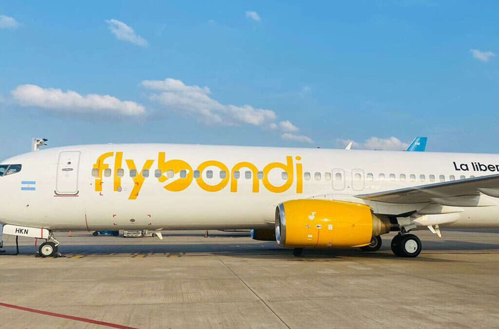 Flybondi avanza en un plan de reconversión, entre miles de reclamos de trabajadores y pasajeros