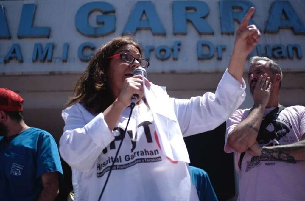 Asamblea en el Garrahan tras el «falso despido» de una dirigente gremial que celebró Lugones