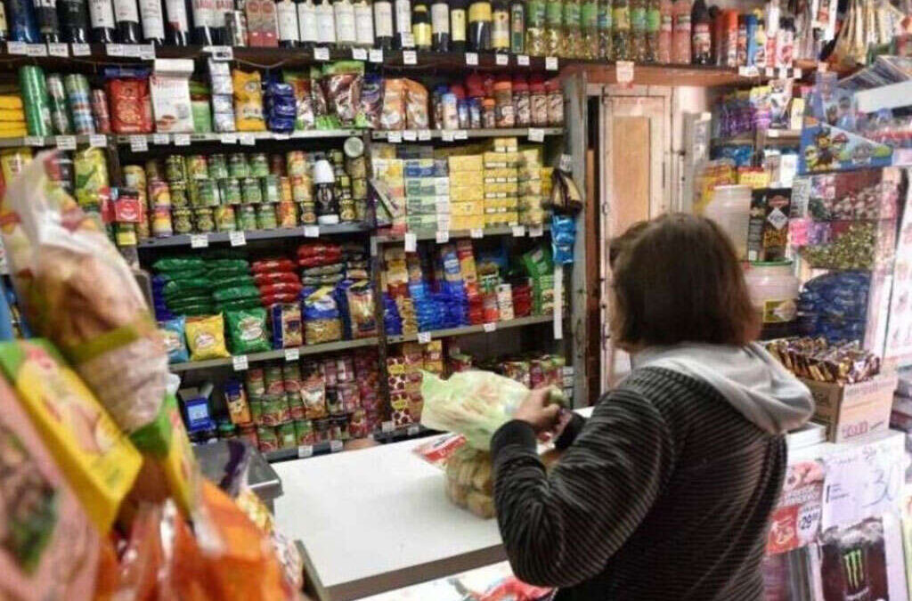 Comercios: la gente apela cada vez más a ofertas y promociones, y una de cada tres compras es de productos rebajados