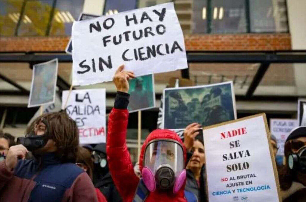 En medio de los despidos y recortes, más de 1.000 científicos del CONICET marcharán para exigir el pase a planta permanente