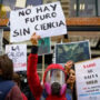 En medio de los despidos y recortes, más de 1.000 científicos del CONICET marcharán para exigir el pase a planta permanente