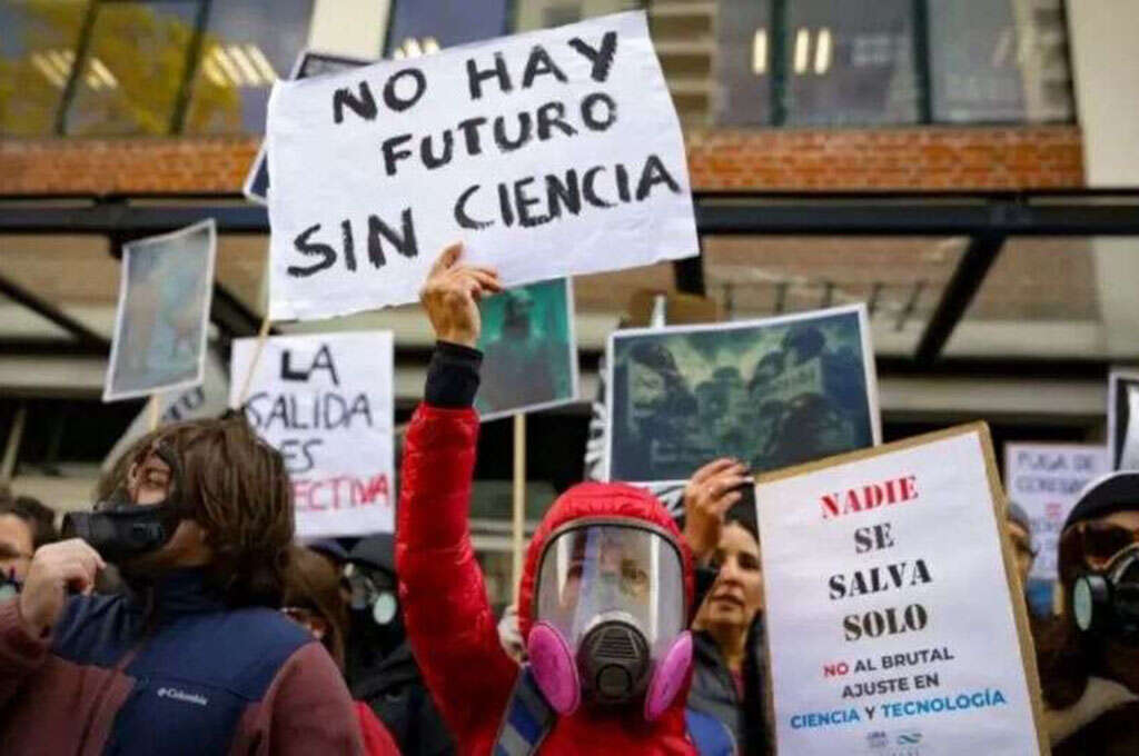 En medio de los despidos y recortes, más de 1.000 científicos del CONICET marcharán para exigir el pase a planta permanente