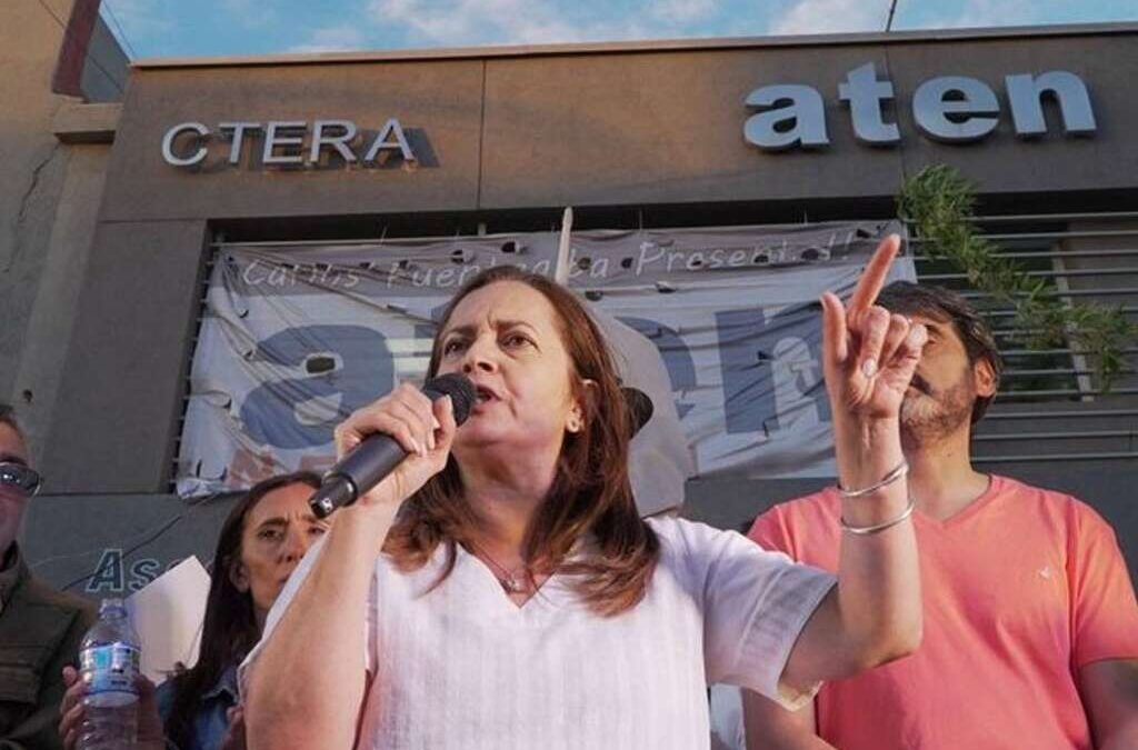 Descuentos a docentes: ATEN protesta frente al Ministerio de Hacienda y advierte con medidas de fuerza