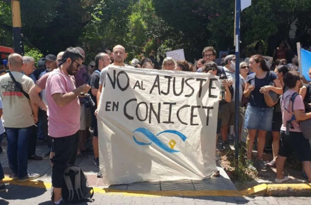 Casi mil científicos marchan al Conicet por nombramientos aprobados en 2023 que el Gobierno mantiene frenados