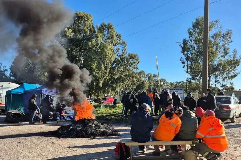 Despidos y suspensiones en minería: Galasur, con las puertas cerradas y custodia policial Despidos y suspensiones en minería: Galasur, con las puertas cerradas y custodia policial