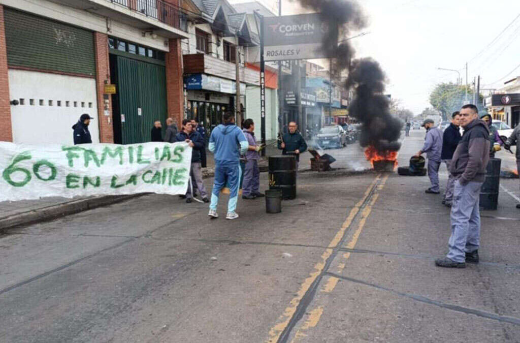 “El gobierno nos pasó por arriba”: trabajadores de una metalúrgica de Lanús se manifestaron para exigir el cobro de dos meses de sueldo y el medio aguinaldo