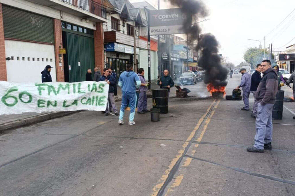 “El gobierno nos pasó por arriba”: trabajadores de una metalúrgica de Lanús se manifestaron para exigir el cobro de dos meses de sueldo y el medio aguinaldo “El gobierno nos pasó por arriba”: trabajadores de una metalúrgica de Lanús se manifestaron para exigir el cobro de dos meses de sueldo y el medio aguinaldo