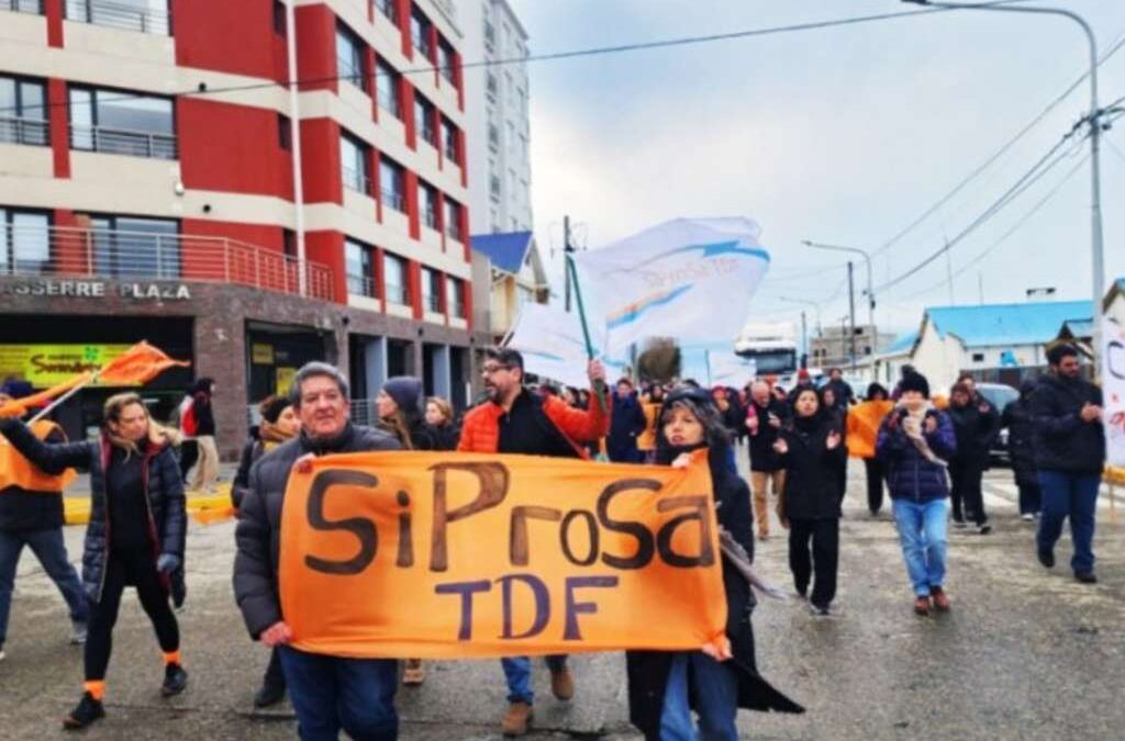 Salud pública: trabajadores de Chaco y Tierra del Fuego profundizan las protestas por salarios y falta de personal